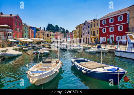 barche da pesca e case colorate nel porto di veli losinj croazia Foto Stock