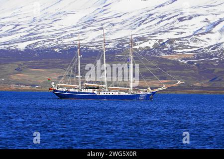 Barca a vela lungo Eyjafjordur verso la città di Akureyri, Islanda settentrionale Foto Stock