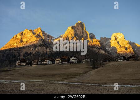 Località di Civetta. Tramonto sulle Dolomiti, Italia. I picchi sono illuminati dal sole che tramonta. Paesaggio invernale sulle dolomiti italiane. Panorama Foto Stock