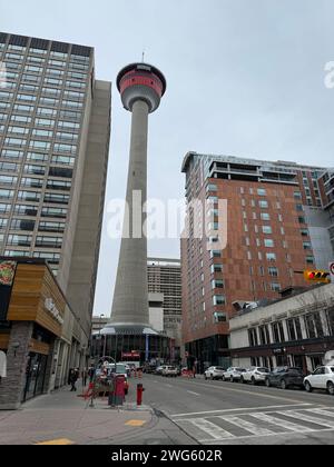 La torre di Calgary in una fredda giornata invernale a Calgary, Alberta, in Canada Foto Stock