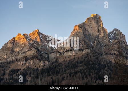 Località di Civetta. Tramonto sulle Dolomiti, Italia. I picchi sono illuminati dal sole che tramonta. Paesaggio invernale sulle dolomiti italiane. Panorama Foto Stock