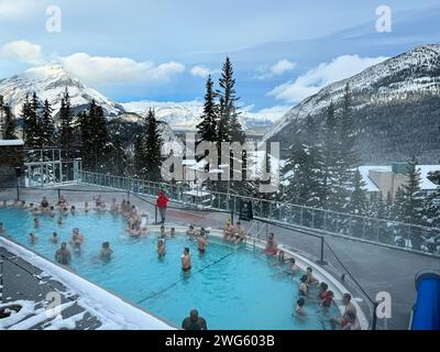 Persone non identificate che si immergono nelle sorgenti termali di Banff in una chiara giornata di sole a Banff, Alberta Foto Stock