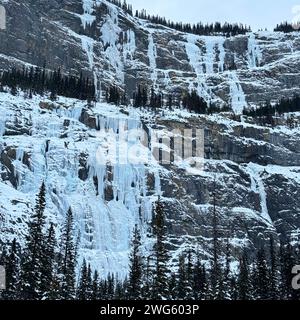 Vista piovosa delle pareti di ghiaccio sulla Icefields Parkway in Alberta, Canada Foto Stock