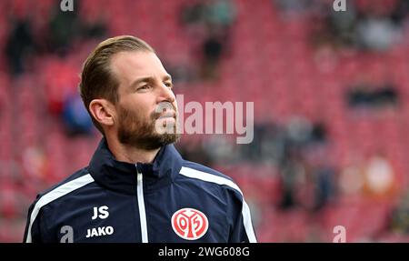 Magonza, Germania. 3 febbraio 2024. Calcio: Bundesliga, FSV Mainz 05 - Werder Bremen, Matchday 20, Mewa Arena: Allenatore di Mainz Jan Siewert. Credito: Torsten Silz/dpa - NOTA IMPORTANTE: in conformità con le norme della DFL German Football League e della DFB German Football Association, è vietato utilizzare o utilizzare fotografie scattate nello stadio e/o della partita sotto forma di immagini sequenziali e/o serie di foto simili a video./dpa/Alamy Live News Foto Stock