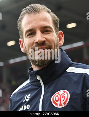 Magonza, Germania. 3 febbraio 2024. Calcio: Bundesliga, FSV Mainz 05 - Werder Bremen, Matchday 20, Mewa Arena: Allenatore di Mainz Jan Siewert. Credito: Torsten Silz/dpa - NOTA IMPORTANTE: in conformità con le norme della DFL German Football League e della DFB German Football Association, è vietato utilizzare o utilizzare fotografie scattate nello stadio e/o della partita sotto forma di immagini sequenziali e/o serie di foto simili a video./dpa/Alamy Live News Foto Stock