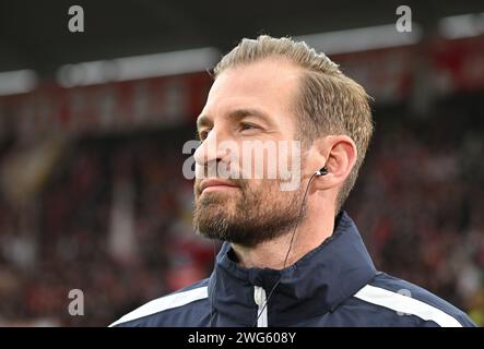 Magonza, Germania. 3 febbraio 2024. Calcio: Bundesliga, FSV Mainz 05 - Werder Bremen, Matchday 20, Mewa Arena: Allenatore di Mainz Jan Siewert. Credito: Torsten Silz/dpa - NOTA IMPORTANTE: in conformità con le norme della DFL German Football League e della DFB German Football Association, è vietato utilizzare o utilizzare fotografie scattate nello stadio e/o della partita sotto forma di immagini sequenziali e/o serie di foto simili a video./dpa/Alamy Live News Foto Stock