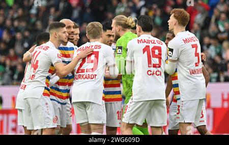 Magonza, Germania. 3 febbraio 2024. Calcio: Bundesliga, FSV Mainz 05 - Werder Bremen, Matchday 20, Mewa Arena: Mainz squadra in piedi. Credito: Torsten Silz/dpa - NOTA IMPORTANTE: in conformità con le norme della DFL German Football League e della DFB German Football Association, è vietato utilizzare o utilizzare fotografie scattate nello stadio e/o della partita sotto forma di immagini sequenziali e/o serie di foto simili a video./dpa/Alamy Live News Foto Stock