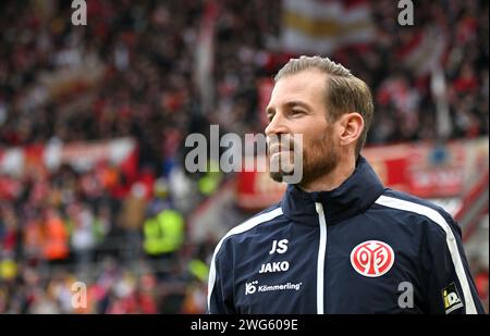 Magonza, Germania. 3 febbraio 2024. Calcio: Bundesliga, FSV Mainz 05 - Werder Bremen, Matchday 20, Mewa Arena: Allenatore di Mainz Jan Siewert. Credito: Torsten Silz/dpa - NOTA IMPORTANTE: in conformità con le norme della DFL German Football League e della DFB German Football Association, è vietato utilizzare o utilizzare fotografie scattate nello stadio e/o della partita sotto forma di immagini sequenziali e/o serie di foto simili a video./dpa/Alamy Live News Foto Stock