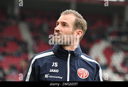 Magonza, Germania. 3 febbraio 2024. Calcio: Bundesliga, FSV Mainz 05 - Werder Bremen, Matchday 20, Mewa Arena: Allenatore di Mainz Jan Siewert. Credito: Torsten Silz/dpa - NOTA IMPORTANTE: in conformità con le norme della DFL German Football League e della DFB German Football Association, è vietato utilizzare o utilizzare fotografie scattate nello stadio e/o della partita sotto forma di immagini sequenziali e/o serie di foto simili a video./dpa/Alamy Live News Foto Stock