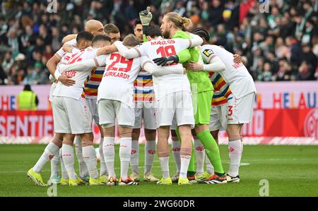 Magonza, Germania. 3 febbraio 2024. Calcio: Bundesliga, FSV Mainz 05 - Werder Bremen, Matchday 20, Mewa Arena: Mainz squadra in piedi. Credito: Torsten Silz/dpa - NOTA IMPORTANTE: in conformità con le norme della DFL German Football League e della DFB German Football Association, è vietato utilizzare o utilizzare fotografie scattate nello stadio e/o della partita sotto forma di immagini sequenziali e/o serie di foto simili a video./dpa/Alamy Live News Foto Stock