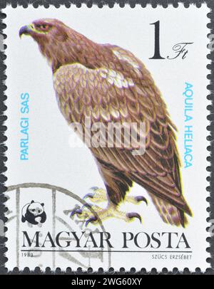 Francobollo cancellato stampato dall'Ungheria, che mostra l'Aquila imperiale orientale (Aquila heliaca), circa 1983. Foto Stock