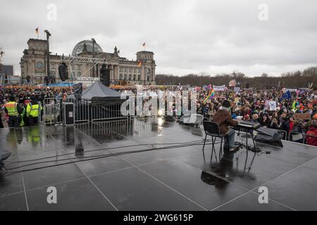 Berlino, Germania. 3 febbraio 2024. Berlino fu testimone di un monumentale raduno il 3 febbraio 2024, quando circa 300.000 manifestanti formarono un simbolico "firewall" contro l'estremismo di destra davanti al Bundestag sotto la bandiera WeAreTheFirewall. Questa massiccia mobilitazione risponde ai crescenti sentimenti di destra e alle violazioni dei diritti umani all'interno della società e della politica, sostenendo una maggiore tolleranza e una democrazia solida. Il raduno è stato organizzato dalla rete "Hand in Hand", che ha visto oltre 1.700 organizzazioni firmare una dichiarazione contro l'estremismo di destra, Showcasin CR Foto Stock