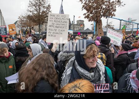 Berlino, Germania. 3 febbraio 2024. Berlino fu testimone di un monumentale raduno il 3 febbraio 2024, quando circa 300.000 manifestanti formarono un simbolico "firewall" contro l'estremismo di destra davanti al Bundestag sotto la bandiera WeAreTheFirewall. Questa massiccia mobilitazione risponde ai crescenti sentimenti di destra e alle violazioni dei diritti umani all'interno della società e della politica, sostenendo una maggiore tolleranza e una democrazia solida. Il raduno è stato organizzato dalla rete "Hand in Hand", che ha visto oltre 1.700 organizzazioni firmare una dichiarazione contro l'estremismo di destra, Showcasin CR Foto Stock