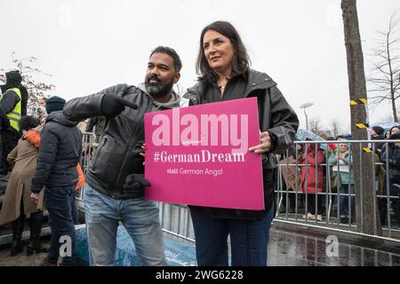 Berlino fu testimone di un monumentale raduno il 3 febbraio 2024, quando circa 300.000 manifestanti formarono un simbolico "firewall" contro l'estremismo di destra davanti al Bundestag sotto la bandiera WeAreTheFirewall. Questa massiccia mobilitazione risponde ai crescenti sentimenti di destra e alle violazioni dei diritti umani all'interno della società e della politica, sostenendo una maggiore tolleranza e una democrazia solida. Il raduno è stato organizzato dalla rete "mano in mano", che ha visto oltre 1.700 organizzazioni firmare una dichiarazione contro l'estremismo di destra, mostrando un fronte unito da un ampio spettro Foto Stock