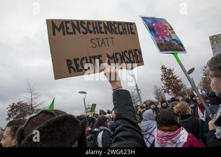 Berlino, Germania. 3 febbraio 2024. Berlino fu testimone di un monumentale raduno il 3 febbraio 2024, quando circa 300.000 manifestanti formarono un simbolico "firewall" contro l'estremismo di destra davanti al Bundestag sotto la bandiera WeAreTheFirewall. Questa massiccia mobilitazione risponde ai crescenti sentimenti di destra e alle violazioni dei diritti umani all'interno della società e della politica, sostenendo una maggiore tolleranza e una democrazia solida. Il raduno è stato organizzato dalla rete "Hand in Hand", che ha visto oltre 1.700 organizzazioni firmare una dichiarazione contro l'estremismo di destra, Showcasin CR Foto Stock