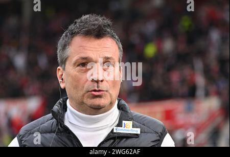 Magonza, Germania. 3 febbraio 2024. Calcio: Bundesliga, FSV Mainz 05 - Werder Bremen, Matchday 20, Mewa Arena: Mainz direttore sportivo Christian Heidel. Credito: Torsten Silz/dpa - NOTA IMPORTANTE: in conformità con le norme della DFL German Football League e della DFB German Football Association, è vietato utilizzare o utilizzare fotografie scattate nello stadio e/o della partita sotto forma di immagini sequenziali e/o serie di foto simili a video./dpa/Alamy Live News Foto Stock