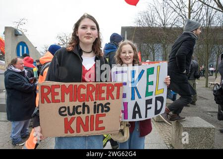 Berlino, Germania. 3 febbraio 2024. Berlino fu testimone di un monumentale raduno il 3 febbraio 2024, quando circa 300.000 manifestanti formarono un simbolico "firewall" contro l'estremismo di destra davanti al Bundestag sotto la bandiera WeAreTheFirewall. Questa massiccia mobilitazione risponde ai crescenti sentimenti di destra e alle violazioni dei diritti umani all'interno della società e della politica, sostenendo una maggiore tolleranza e una democrazia solida. Il raduno è stato organizzato dalla rete "Hand in Hand", che ha visto oltre 1.700 organizzazioni firmare una dichiarazione contro l'estremismo di destra, Showcasin CR Foto Stock