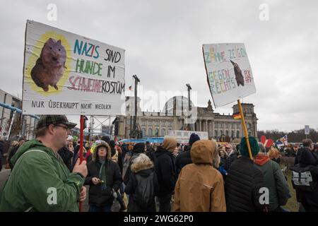 Berlino fu testimone di un monumentale raduno il 3 febbraio 2024, quando circa 300.000 manifestanti formarono un simbolico "firewall" contro l'estremismo di destra davanti al Bundestag sotto la bandiera WeAreTheFirewall. Questa massiccia mobilitazione risponde ai crescenti sentimenti di destra e alle violazioni dei diritti umani all'interno della società e della politica, sostenendo una maggiore tolleranza e una democrazia solida. Il raduno è stato organizzato dalla rete "mano in mano", che ha visto oltre 1.700 organizzazioni firmare una dichiarazione contro l'estremismo di destra, mostrando un fronte unito da un ampio spettro Foto Stock