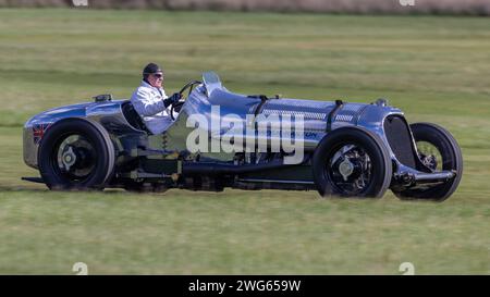 Old Warden, Regno Unito - 2 ottobre 2022: La Napier Railton del 1933 ha motorizzato un'auto da corsa d'epoca guidata a velocità sostenuta lungo una pista in erba Foto Stock