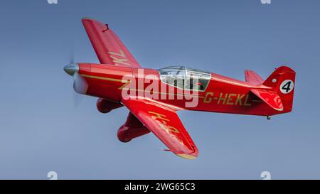 Old Warden, UK - 2 ottobre 2022: Velivolo d'epoca Percival Mew Gull (replica) in volo vicino al suolo Foto Stock