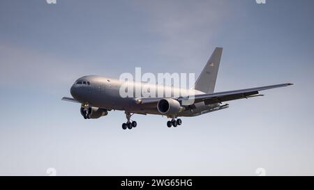 Fairford, Regno Unito - 14 luglio 2022: Un Boeing KC-46A Pegasus dell'USAF che rifornisce gli aerei che si avvicinano alla pista per atterrare Foto Stock