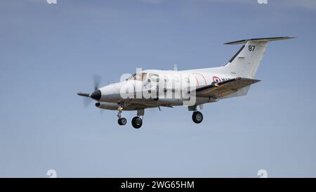 Fairford, Regno Unito - 14 luglio 2022: Un Embraer della Marina militare francese EMB-121AN che vola in basso prima di entrare a terra Foto Stock