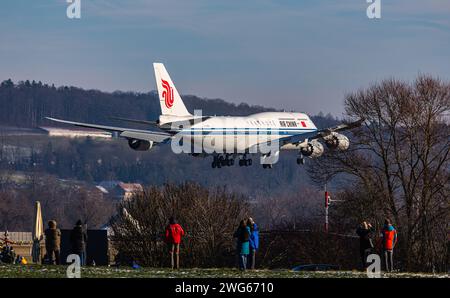 Eine Boeing 747-89L von Air China bringt eine chinesische Regierungsdelegation nach Zürich. Registrazione B-2480. (Zürich, Schweiz, 14.01.2024) Foto Stock