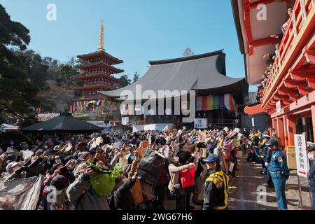 Tokyo, Giappone. 3 febbraio 2024. La gente cerca di catturare fagioli fortunati durante la cerimonia di lancio dei fagioli al tempio Takahata Fudoson Kongoji di Tokyo, Giappone, sabato 3 febbraio 2024. Il lancio dei fagioli fa parte di Setsubun, segnando il cambiamento tra l'inverno e la primavera nel vecchio calendario giapponese. Foto di Keizo Mori/UPI Credit: UPI/Alamy Live News Foto Stock