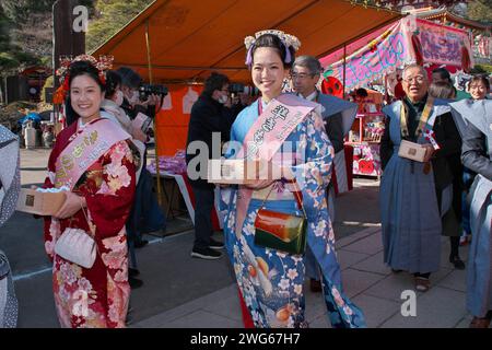 Tokyo, Giappone. 3 febbraio 2024. Le celebrità locali camminano durante la cerimonia di lancio dei fagioli al tempio Takahata Fudoson Kongoji di Tokyo, Giappone, sabato 3 febbraio 2024. Il lancio dei fagioli fa parte di Setsubun, segnando il cambiamento tra l'inverno e la primavera nel vecchio calendario giapponese. Foto di Keizo Mori/UPI Credit: UPI/Alamy Live News Foto Stock