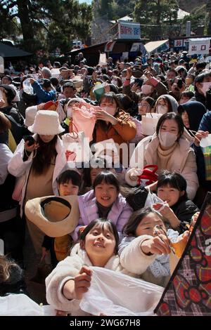 Tokyo, Giappone. 3 febbraio 2024. La gente cerca di catturare fagioli fortunati durante la cerimonia di lancio dei fagioli al tempio Takahata Fudoson Kongoji di Tokyo, Giappone, sabato 3 febbraio 2024. Il lancio dei fagioli fa parte di Setsubun, segnando il cambiamento tra l'inverno e la primavera nel vecchio calendario giapponese. Foto di Keizo Mori/UPI Credit: UPI/Alamy Live News Foto Stock