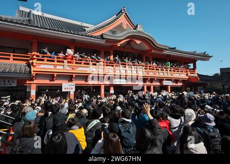 Tokyo, Giappone. 3 febbraio 2024. Attori giapponesi e celebrità locali lanciano fagioli durante la cerimonia di lancio dei fagioli al tempio Takahata Fudoson Kongoji di Tokyo, Giappone, sabato 3 febbraio 2024. Il lancio dei fagioli fa parte di Setsubun, segnando il cambiamento tra l'inverno e la primavera nel vecchio calendario giapponese. Foto di Keizo Mori/UPI Credit: UPI/Alamy Live News Foto Stock