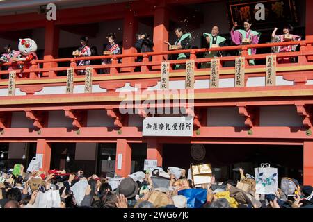 Tokyo, Giappone. 3 febbraio 2024. Attori giapponesi e celebrità locali lanciano fagioli durante la cerimonia di lancio dei fagioli al tempio Takahata Fudoson Kongoji di Tokyo, Giappone, sabato 3 febbraio 2024. Il lancio dei fagioli fa parte di Setsubun, segnando il cambiamento tra l'inverno e la primavera nel vecchio calendario giapponese. Foto di Keizo Mori/UPI Credit: UPI/Alamy Live News Foto Stock