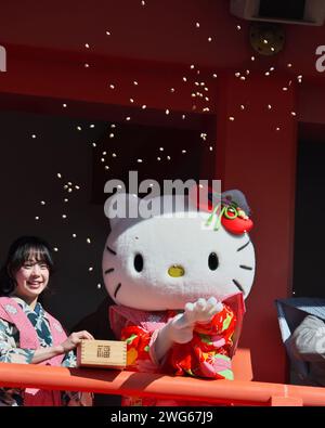 Tokyo, Giappone. 3 febbraio 2024. Hello Kitty lancia fagioli durante la cerimonia di lancio dei fagioli al tempio Takahata Fudoson Kongoji di Tokyo, Giappone, sabato 3 febbraio 2024. Il lancio dei fagioli fa parte di Setsubun, segnando il cambiamento tra l'inverno e la primavera nel vecchio calendario giapponese. Foto di Keizo Mori/UPI Credit: UPI/Alamy Live News Foto Stock