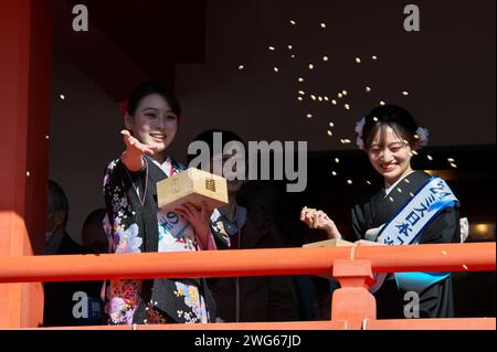 Tokyo, Giappone. 3 febbraio 2024. I vincitori del premio Miss Nippon lanciano fagioli durante la cerimonia di lancio dei fagioli al tempio Takahata Fudoson Kongoji di Tokyo, Giappone, sabato 3 febbraio 2024. Il lancio dei fagioli fa parte di Setsubun, segnando il cambiamento tra l'inverno e la primavera nel vecchio calendario giapponese. Foto di Keizo Mori/UPI Credit: UPI/Alamy Live News Foto Stock