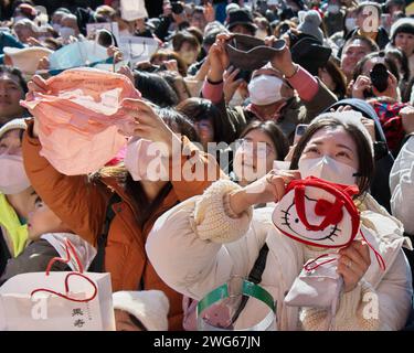 Tokyo, Giappone. 3 febbraio 2024. La gente cerca di catturare fagioli fortunati durante la cerimonia di lancio dei fagioli al tempio Takahata Fudoson Kongoji di Tokyo, Giappone, sabato 3 febbraio 2024. Il lancio dei fagioli fa parte di Setsubun, segnando il cambiamento tra l'inverno e la primavera nel vecchio calendario giapponese. Foto di Keizo Mori/UPI Credit: UPI/Alamy Live News Foto Stock