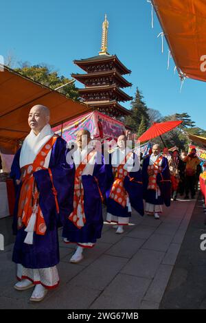 Tokyo, Giappone. 3 febbraio 2024. I monaci buddisti camminano durante la cerimonia di lancio dei fagioli al tempio Takahata Fudoson Kongoji di Tokyo, Giappone, sabato 3 febbraio 2024. Il lancio dei fagioli fa parte di Setsubun, segnando il cambiamento tra l'inverno e la primavera nel vecchio calendario giapponese. Foto di Keizo Mori/UPI Credit: UPI/Alamy Live News Foto Stock