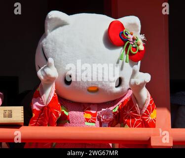 Tokyo, Giappone. 3 febbraio 2024. Hello Kitty posa durante la cerimonia di lancio dei fagioli al tempio Takahata Fudoson Kongoji di Tokyo, Giappone, sabato 3 febbraio 2024. Il lancio dei fagioli fa parte di Setsubun, segnando il cambiamento tra l'inverno e la primavera nel vecchio calendario giapponese. Foto di Keizo Mori/UPI Credit: UPI/Alamy Live News Foto Stock