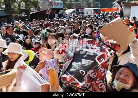 Tokyo, Giappone. 3 febbraio 2024. La gente cerca di catturare fagioli fortunati durante la cerimonia di lancio dei fagioli al tempio Takahata Fudoson Kongoji di Tokyo, Giappone, sabato 3 febbraio 2024. Il lancio dei fagioli fa parte di Setsubun, segnando il cambiamento tra l'inverno e la primavera nel vecchio calendario giapponese. Foto di Keizo Mori/UPI Credit: UPI/Alamy Live News Foto Stock