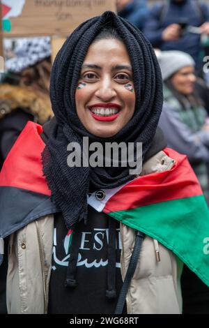 3 febbraio 2024. Londra, Regno Unito. La marcia nazionale per la Palestina con Piers Corbyn si raduna a Portland Place prima di partire per Regent Street e Picadilly Circus mentre la Metropolitan Police Mounted Branch e i loro colleghi pedoni e motociclisti tenevano d'occhio il procedimento. Credito Peter Hogan/ALAMY Foto Stock