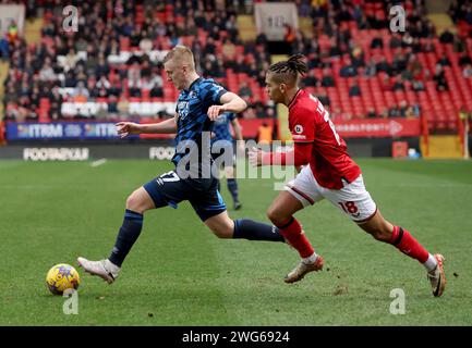 Louie Sibley (sinistra) del Derby County e Tennai Watson del Charlton Athletic combattono per il pallone durante la partita Sky Bet League One a Valley, Londra. Data immagine: Sabato 3 febbraio 2024. Foto Stock