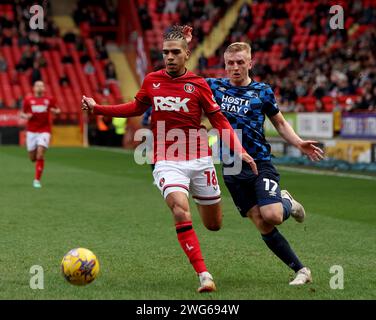 Louie Sibley (a destra) del Derby County e Tennai Watson del Charlton Athletic combattono per il pallone durante la partita Sky Bet League One a Valley, Londra. Data immagine: Sabato 3 febbraio 2024. Foto Stock