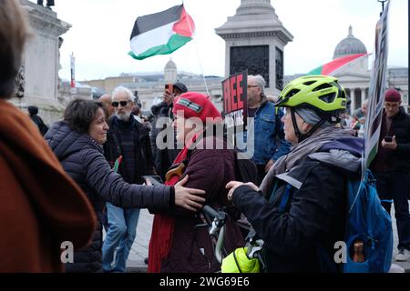 Londra, Regno Unito. 3 febbraio 2024. Una donna piange dopo aver visto il popolo ebraico protestare contro lo Stato di Israele, durante la dimostrazione nazionale in solidarietà con la Palestina. Laura Gaggero/Alamy Live News Foto Stock