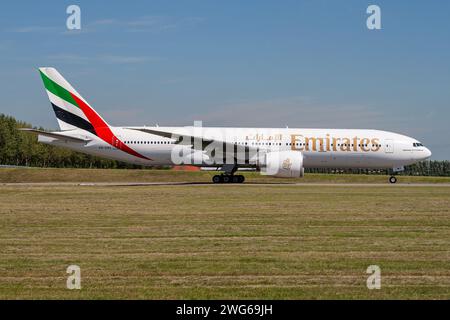 Emirates Boeing 777-200 con registrazione A6-EWC Rolling sulla strada di rullaggio V dell'aeroporto Schiphol di Amsterdam Foto Stock