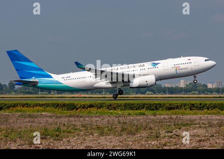 Garuda Indonesia Airbus A330-200 con registrazione PK-GPK appena in volo all'aeroporto di Amsterdam Schiphol Foto Stock