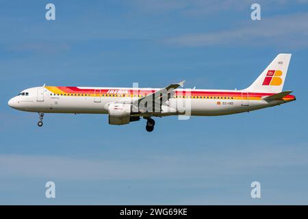 Spagnolo Iberia Airbus A321-200 con registrazione EC-IXD in finale per l'aeroporto di Amsterdam Schiphol Foto Stock