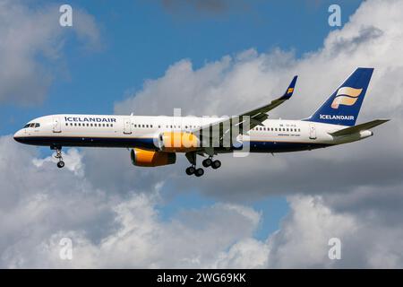 Icelandair Boeing 757-200 con registrazione TF-FIZ in finale per l'aeroporto di Amsterdam Schiphol Foto Stock