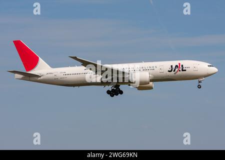 Boeing 777-200 JAL Japan Airlines con registrazione JA705J in finale per l'aeroporto Schiphol di Amsterdam Foto Stock