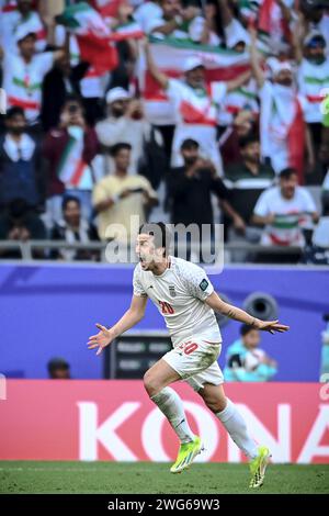 Doha, Qatar. 3 febbraio 2024. Il Sardar Azmoun dell'Iran festeggia dopo che Alireza Jahanbakhsh ha segnato il calcio di rigore durante la partita dei quarti di finale tra Iran e Giappone alla AFC Asian Cup Qatar 2023 a Doha, in Qatar, 3 febbraio 2024. Credito: Jiang Han/Xinhua/Alamy Live News Foto Stock