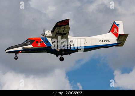 Guardia costiera olandese Dornier 228 con registrazione PH-CGN in finale per l'aeroporto di Amsterdam Schiphol Foto Stock