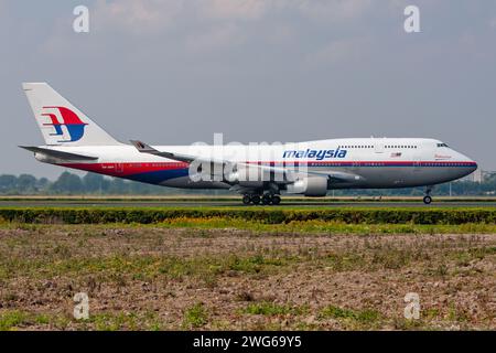 Malaysia Airlines Boeing 747-400 con registrazione 9M-MPP al decollo presso l'aeroporto Schiphol di Amsterdam Foto Stock